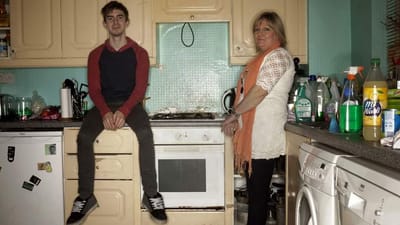 Debbie Kenny, 47 &aring;r, er arbejdsl&oslash;s ligesom sin 24-&aring;rige s&oslash;n Jamie. Ledigheden er oppe p&aring; 14,5 procent i Irland, s&aring; der er sorte udsigter til job.