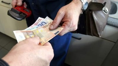 Slut med kontanter for h&aring;ndv&aelig;rkerregninger over 10.000 kroner. Et nyt forslag skal stoppe k&oslash;b af sort arbejde.