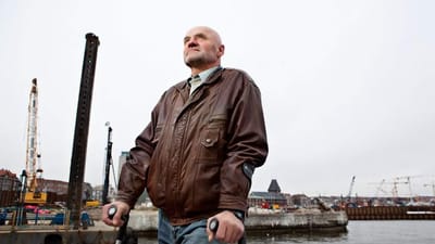 Andrzej Strugala blev bl&aelig;st ned fra en stige og skadede benet. Arbejdstilsynet afsl&oslash;rede p&aring; en uanmeldt kontrol, at Budomex har holdt ulykken hemmelig for myndighederne.  