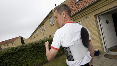 Ren&eacute; Pedersen magter ikke fuldtidsarbejde i lufthavnen. Han &oslash;delagde sin skulder i en arbejdsulykke. Den holdes nu p&aring; plads af et korset.