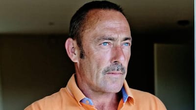 - Jeg er sikker p&aring;, jeg blev fyret, fordi jeg havde anmeldt det som arbejdsskade. Ledelsen er ligeglad med folk. Det hele handler om kroner, mener Ebbe Skov Hansen.