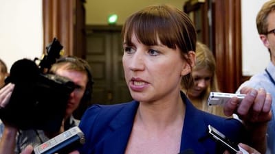Mette Frederiksen (S) skal nu i samr&aring;d om nye regler, der holder Arbejdstilsynets rapporter om alvorlige ulykker hemmelige for offentligheden. 