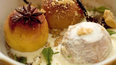 Bagte ferskner med råcreme og knuste makroner.