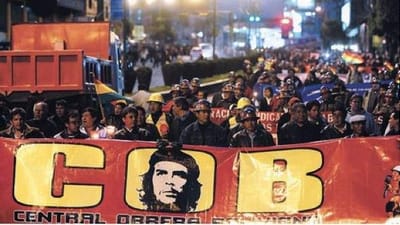 Ansatte i de statslige miner p&aring; gaden i La Paz i konflikten med de kooperative miner.