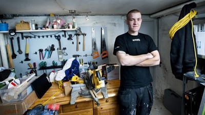 L&aelig;gerne kalder det et mirakel, at Mads Sj&oslash;rup kan g&aring; rundt selv, efter han hamrede hovedet ned i et betongulv.