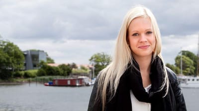Julie Petersen har serveret alkohol, selvom hun var under 18 &aring;r p&aring; feriecentret Marina Fisken&aelig;s i Gr&aring;sten, som ses i baggrunden.