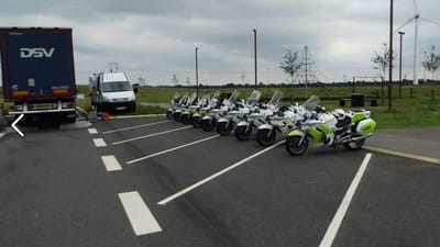 Politiets motorcykler st&aring;r klar p&aring; en rasteplads i Midtjylland. Her bidrog udvidet rutine-kontrol til sidste uges b&oslash;der for en halv million for ulovligheder i danske og udenlandske lastbiler.