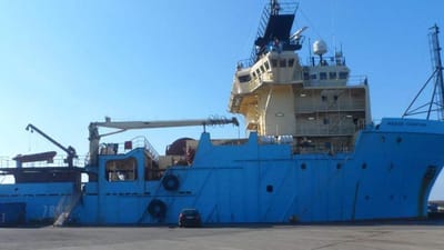 Maersk Chieftain ligger stille i Nakskov p&aring; ubestemt tid. Om bord arbejder seks filippinere. De reparerer skibet for cirka 5.000 kroner om m&aring;neden.