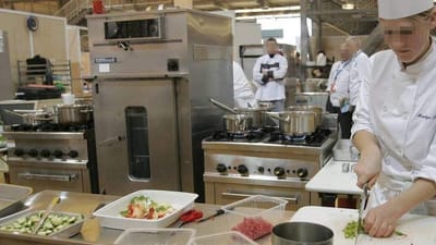 De unge under 18 &aring;r med fritidsjobs i restauranter, barer og i butikker er oftest udsat for ulykker. 