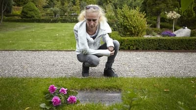 - Forsikringsselskabet er ligeglad med min d&oslash;de mand, som de har sv&aelig;rtet til, uden at han har kunnet forsvare sig, siger enken Mona Lind&eacute;r.
