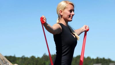 Træning med elastik er lige så effektiv smertelindring som massage, viser ny forskning.