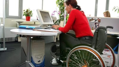 Hjælpen til ofre for arbejdsulykker handler for meget om erstatning, mener regeringen. Ofrene skal tilbage på arbejdsmarkedet, lyder planen.