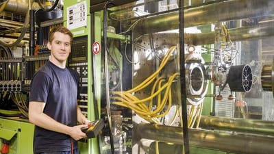 Klaus Bjerring Olsen er uddannet plastmager fra Den jydske Haandv&aelig;rkerskole i Hadsten.