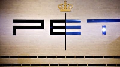 Det kostede jobbet, at Politiets Efterretningstjeneste inddrog beruset knallertk&oslash;rers sikkerhedsgodkendelse.