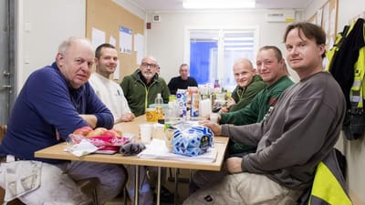 Til hverdag arbejder t&oslash;mrersjakket til en akkordl&oslash;n p&aring; mellem 200 og 250 kroner i timen. Hvis de vandt den store lottogevinst, ville de forts&aelig;tte p&aring; arbejdsmarkedet. Venstre mod h&oslash;jre: Carsten Pultz, Jesper Munch, Ray Azzopardi, Gert Nielsen, Dan Be
