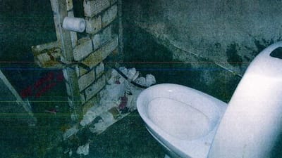 Toilettet er uf&aelig;rdigt, og det formodes, at brugt toiletpapir ikke kunne skylles ud og derfor blev smidt ved siden af toilettet. Det skrev politiet i en rapport fra juni 2011 om forholdene i k&aelig;lder, hvor en flok reng&oslash;ringsfolk boede.