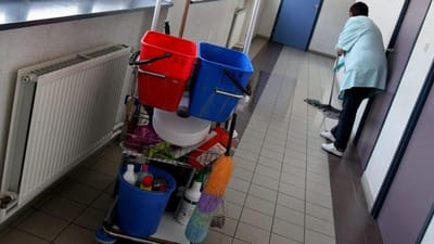 Det er slut med at s&aelig;tte reng&oslash;ringsassistenter ned i tid, n&aring;r kommunen udliciterer til private firmaer.