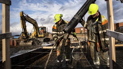 Kommuner og regioner skal sk&aelig;re knap en milliard kroner af deres anl&aelig;gsaktivitet.