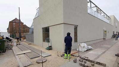 Den politiske aftale om at indf&oslash;re et obligatorisk sikkerhedskort skal tynde ud blandt de mange fusker-firmaer p&aring; landets byggepladser. Firmaet Our House har systematisk udnyttet &oslash;starbejdere og blev id&oslash;mt en rekordstor bod p&aring; knap 19 millioner krone