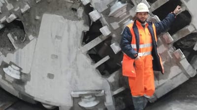 26-årige Marius Neculai arbejdede for Cipa i 14 måneder. Her er han ved den store tunnelboremaskine. Han var tillidsmand for sine kolleger, men blev torsdag fyret.