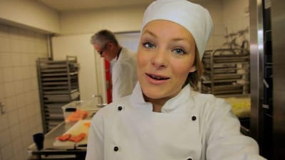 Kokkeeleven Klara Shelton spiller hovedrollen i filmen, der skal forebygge ulykker i køkkener.