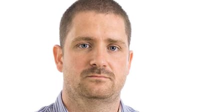 - Jeg er p&aring; en m&aring;de flov over mig selv. Jeg kigger ned i jorden og tr&aelig;kker skuldrene op over &oslash;rerne. Jeg giver ikke h&aring;nd. Det g&oslash;r l&aelig;ger og sygeplejersker heller ikke, n&aring;r de ved, at vi har MRSA, siger 33-&aring;rige Kenneth S&oslash;rensen.