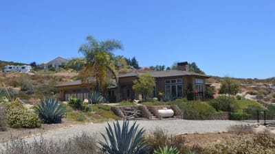 Piet Casiers hus i Ramona i Californien er velholdt og øde beliggende i et område med vingårde og hestehold, oplyser den amerikanske journalist Sandy Coronilla, der har taget fotoet til Fagbladet 3F.