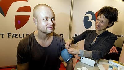 Regeringen foreslår nu, at de praktiserende læger skal tilbyde et årligt sundhedstjek, særligt til patienter med øget risiko for lungesygdomme, sukkersyge og hjertekar-sygdomme.