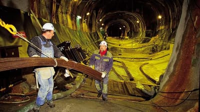 Ulykker, b&oslash;der og p&aring;bud har pr&aelig;get metrobyggeriet i K&oslash;benhavn.