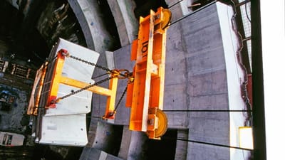 En betonklods faldt 35 meter ned i arbejdsskakten p&aring; byggepladsen ved N&oslash;rrebroparken i K&oslash;benhavn. Dette er et foto fra det f&oslash;rste metrobyggeri. 