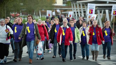 I oktober sidste &aring;r m&oslash;dte reng&oslash;ringsassistenterne fra Viborg talst&aelig;rkt op til byr&aring;dsm&oslash;de for at markere deres protest over arbejdsvilk&aring;rene efter udliciteringen til Absolut Reng&oslash;ring. Nu fyres firmaet endelig. Foto: Jens Bach
