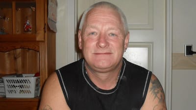 - Tryg har totalt smadret min tilv&aelig;relse. Jeg har arbejdet i 40 &aring;r, og nu er jeg &oslash;delagt fysisk og psykisk og n&aelig;sten fallit. Jeg kan ikke mere, siger Jimmy Thers, som er gift og har en hjemmeboende s&oslash;n.