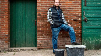 Netop revalideringen har gjort, at &oslash;konomien l&oslash;ber rundt for Toke Christiansen, der m&aring; skifte branche p&aring; grund af en kronisk tarmsygdom. Han f&aring;r under uddannelsen til bygningskonstrukt&oslash;r en sats, der svarer til h&oslash;jeste dagpenge. Foto: Jens Bach