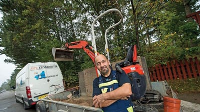Gravemaskinen er n&aelig;sten altid med p&aring; sl&aelig;b. Og bilen er som en rullende v&aelig;rkt&oslash;jskasse med alt det gear, som Poul Kristensen har brug for til at fikse kloakker.