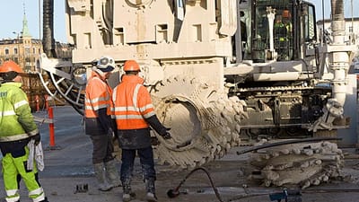 Arbejdskraften p&aring; metroen leveres hovedsageligt af udenlandske mandskabsselskaber.
- Jeg har sv&aelig;rt ved at se, med s&aring; mange fejl, at det skulle v&aelig;re undskyldeligt. Det lugter af, at nogen bevidst snyder, mener Torben Bagge.