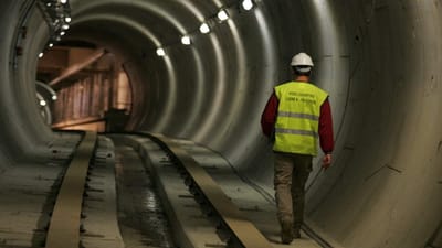 Den portugisiske arbejder er i dybt chok efter h&aelig;ndelsen, hvor han blandt andet fik et rustent s&oslash;m gennem h&aring;nden.