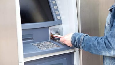 Hvis der mangler penge p&aring; kontoen, s&aring; kan det v&aelig;re, fordi der er registret forkerte oplysninger i banken om, hvor bel&oslash;b skal g&aring; hen.