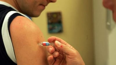 Ulykker på arbejdspladsen er normalt dækket af arbejdsgiverens forsikring, men det er influenza-vaccinationer ikke, fastslår ny afgørelse.