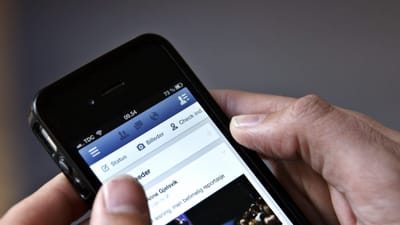Chefen undrede sig over, at nordjysk s&aelig;lger lagde billeder ud p&aring; Facebook af et arrangement i K&oslash;benhavn, mens han var sygemeldt.