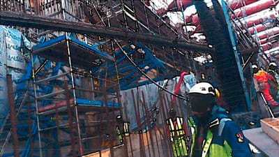 Her kunne det have g&aring;et galt. 1,5 tons armeringsjern svinger hen over hovederne p&aring; metroarbejderne. Den italienske hovedentrepren&oslash;r Copenhagen Metro Team fik 40.000 kroner i b&oslash;de i sagen.
