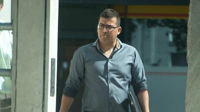 Slikfuskeren David Servet Yüksel har via sit selskab Visticker ApS oparbejdet en gæld på en million kroner til Mejerigården, der producerer Premier Is. HK og 3F har rejst krav om efterbetaling for rumænske ansatte i Visticker på 920.000 kroner. Kura