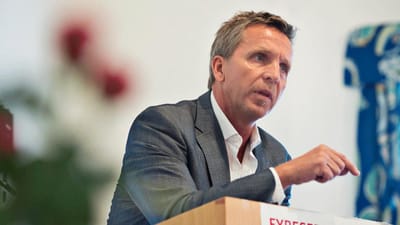 L&oslash;sningen er jo ikke, at give folk 50 kroner i timen. L&oslash;sningen er at l&aelig;re dem dansk og give dem de kvalifikationer, der skal til for at de kan beg&aring; sig p&aring; arbejdspladserne og matche deres danske kollegaer &ndash; til samme l&oslash;n, understreger Per Christe