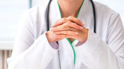 Danske Patienter og 3F undrer sig over, hvordan Piet Casier kunne f&aring; lov til at praktisere fra hoteller og kroer. Flere borgere klagede over Piet Casiers opf&oslash;rsel og unders&oslash;gelser, hvilket var medvirkende til, at Arbejdsskadestyrelsen i 2011 fyrede ham