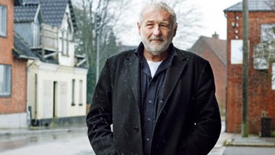 Niels Hausgaard er en af Danmarks st&oslash;rste satirikere og samfundsdebatt&oslash;rer. Han er blandt andet kendt for at tale vendelbom&aring;l p&aring; scenen og for sine komiske sangtekster. 