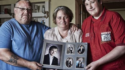 Fisker Morten Christensen omkom ved en arbejdsulykke, men d&oslash;dsulykken er blevet henlagt. For&aelig;ldrene Svend Erik og Else-Marie Christensen og deres s&oslash;n Stefan kan ikke komme videre med deres liv, f&oslash;r der bliver placeret et strafansvar.
