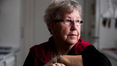 77-&aring;rige Inger Marie Andersen har aldrig f&aring;et offentlig erstatning, efter hendes mand d&oslash;de i en arbejdsulykke.