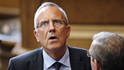 For f&aring; dage siden mente besk&aelig;ftigelsesminister J&oslash;rn Neergaard Larsen (V) ikke, at der var noget i vejen med Arbejdstilsynets praksis med at henl&aelig;gge d&oslash;dsulykker. Nu &aelig;ndrer han den.