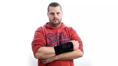 Tanken om, at praktikken gør Thomas Justesens hånd dårligere, har strejfet ham. - Jeg frygter, jeg kommer til at overbelaste hånden. Er kommunen klar til at tage det ansvar?
