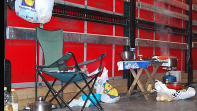 En t&oslash;mt, kold lastvognsanh&aelig;nger p&aring; en rasteplads p&aring; Sj&aelig;lland g&oslash;r det ud for b&aring;de k&oslash;kken og kantine for &oslash;steurop&aelig;iske lastbilchauff&oslash;rer, der k&oslash;rer i Danmark.