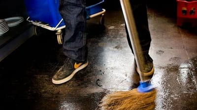 Seniorer, der har sv&aelig;rt ved at klare sig p&aring; arbejdsmarkedet, m&aring; i stigende grad klare sig med sygedagpenge eller dagpenge, viser nye tal.